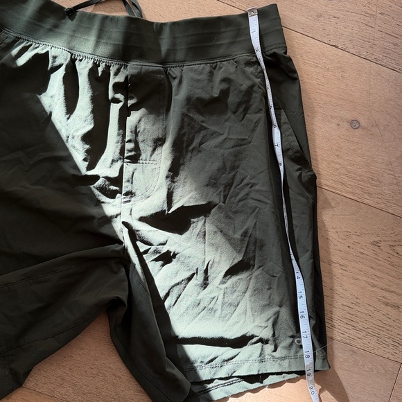 ALO Yoga Men's Dark Olive Athletic Shorts - Picture 3 of 3